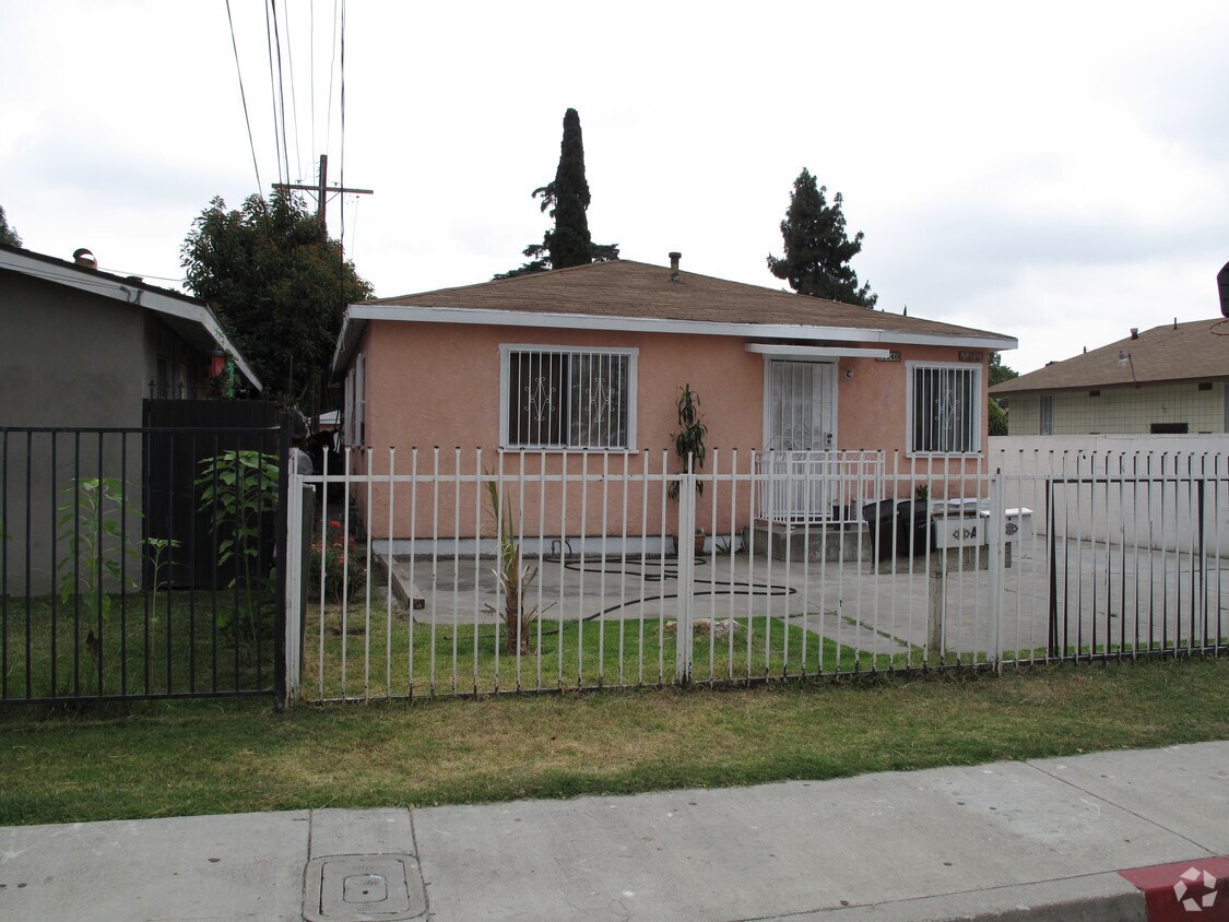 Foto del edificio - 11040-11042 A,B,C Dodson St