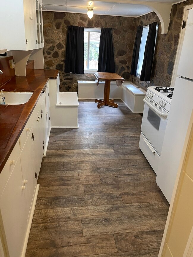 Kitchen - 408 Aspen St