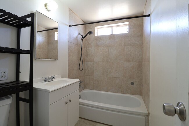 Building Photo - Spacious Rental with Convenient Amenities