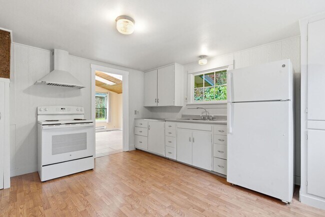 Building Photo - Scandia Water View Cottage
