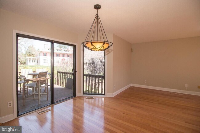 Building Photo - 501 Sayre Dr
