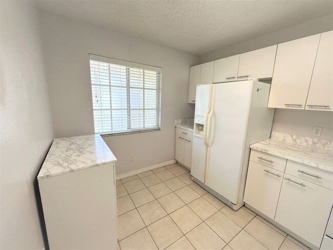 Building Photo - ** VILLAGES AT EMERALD LAKES ** 2 BED / 2 ...