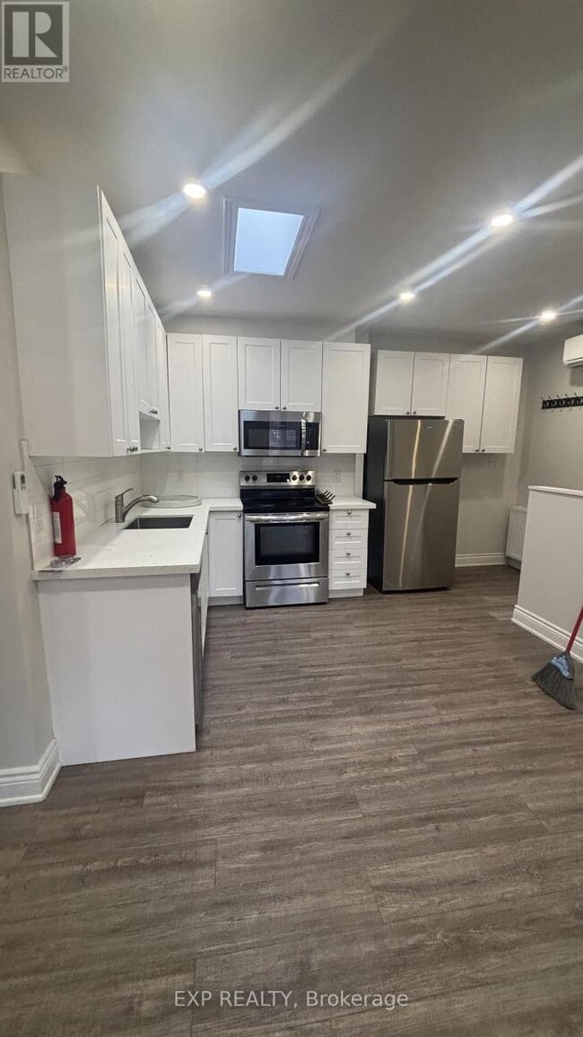 Building Photo - 3289 Lake Shore Blvd W