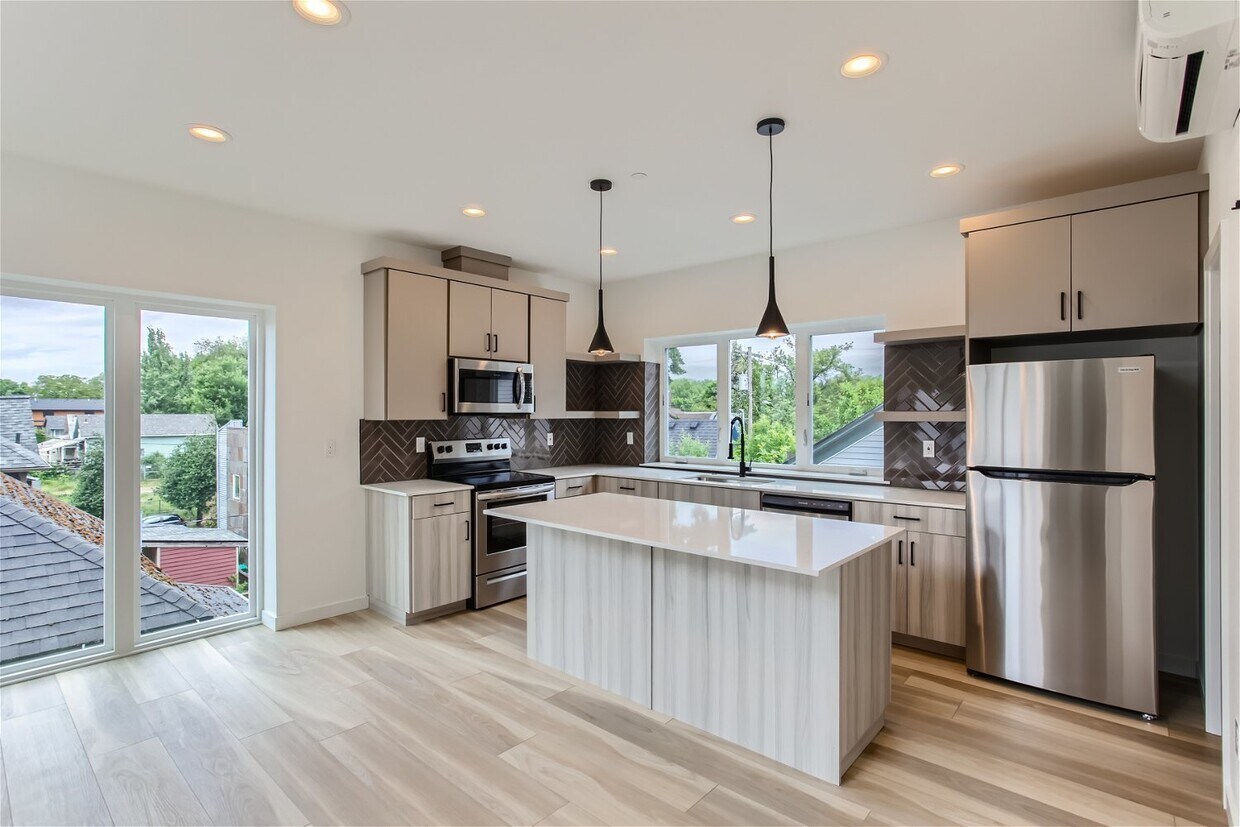 Primary Photo - Brand new modern duplex townhome with roof...