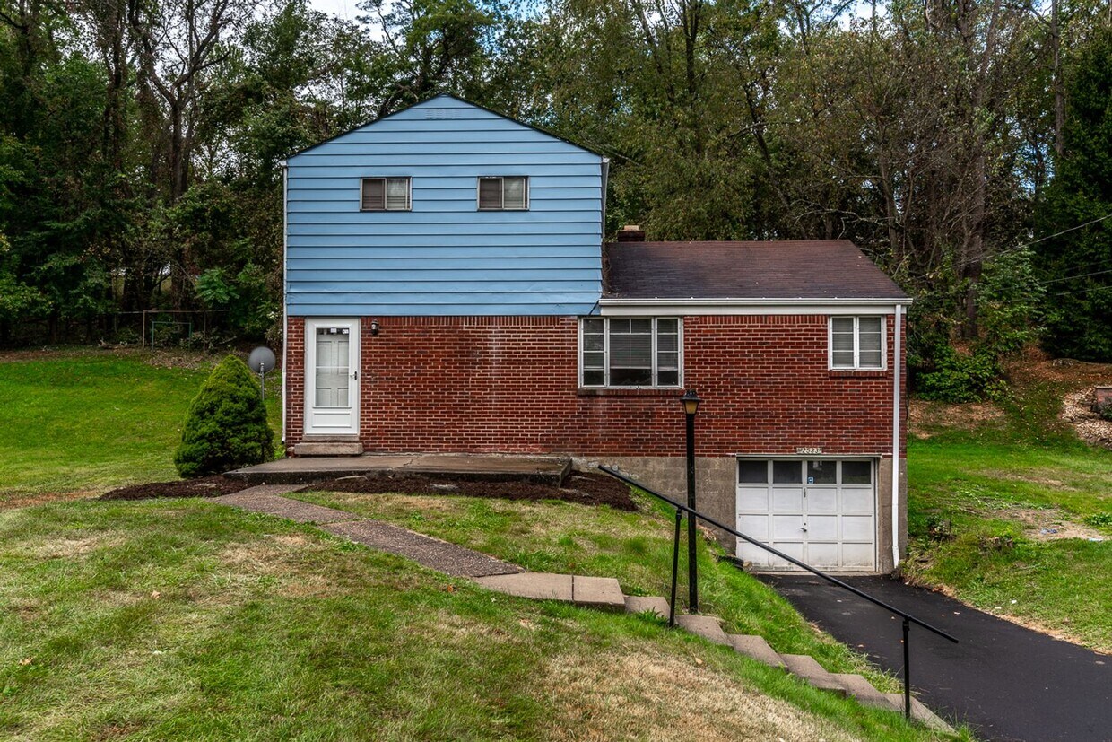 Foto principal - 4 Bedroom Home in Bethel Park!
