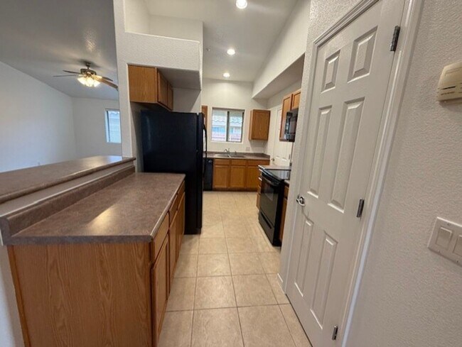 Building Photo - 2 Bedroom 2 Bath Contact Property Pros 928-634-7710