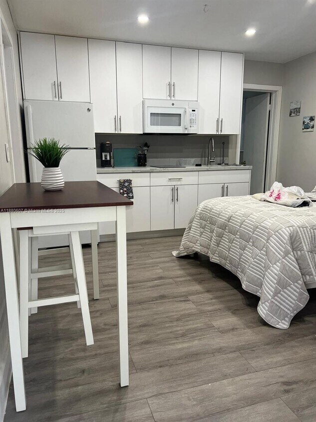 Foto principal - 222 SW 8th St