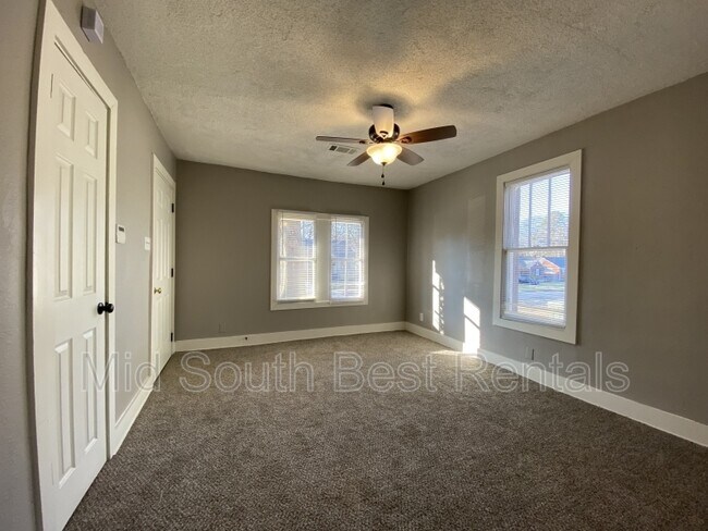 Building Photo - 3588 Bowen Ave