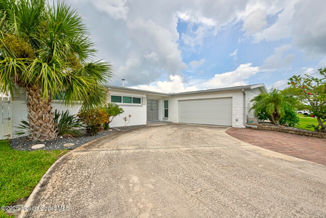 Building Photo - 1065 Molaki Dr