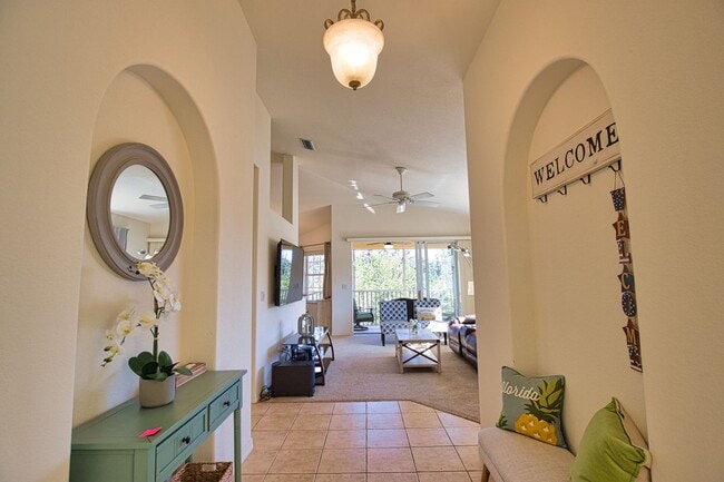 Foto del edificio - Annual Unfurnished 2 Bedroom 2 Bathroom Second Floor Condo in Casa Del Lago!