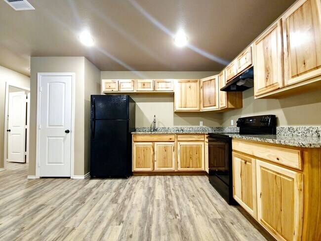 Building Photo - $250 MOVE-IN SPECIAL: Cozy Three Bedroom H...
