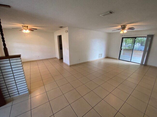 Foto del edificio - Beautiful, 1/2 of duplex close to I-4