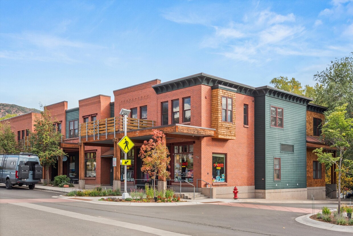 Primary Photo - 227 Midland Ave