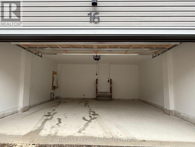 Building Photo - 16 Kingbird Cmn