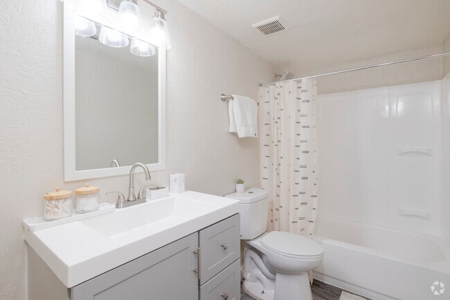 2BR, 2BA - 925SF - Second Bathroom - U @ 19th Apartments