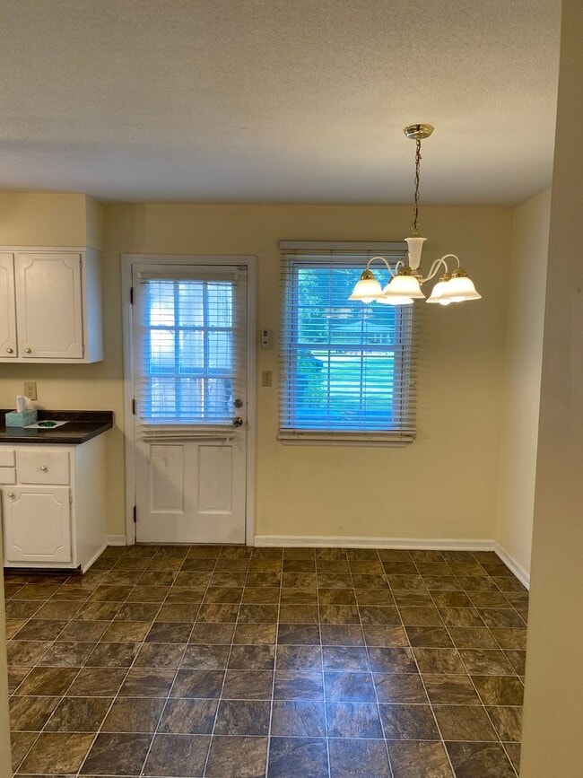 Building Photo - Darling Townhouse in Willow Terrace - ready for you to move in!