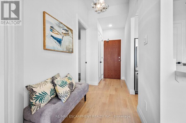 Photo du bâtiment - 2511 Lakeshore Rd W