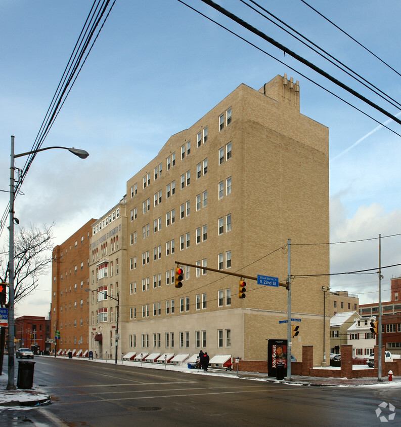 Building Photo - Carson Towers