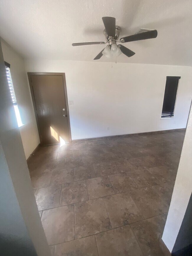 Building Photo - Cute Townhouse in Telshor Area, Available ...