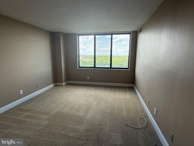 Foto del edificio - 5225 Pooks Hill Rd