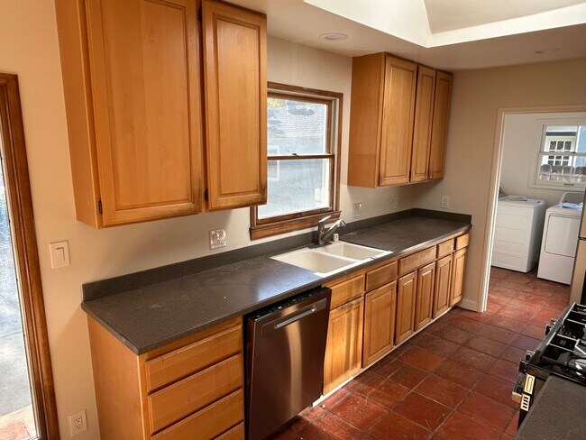 Foto del edificio - Charming Home For Rent -761 Nash Ave, Menlo Park- Great neighborhood!