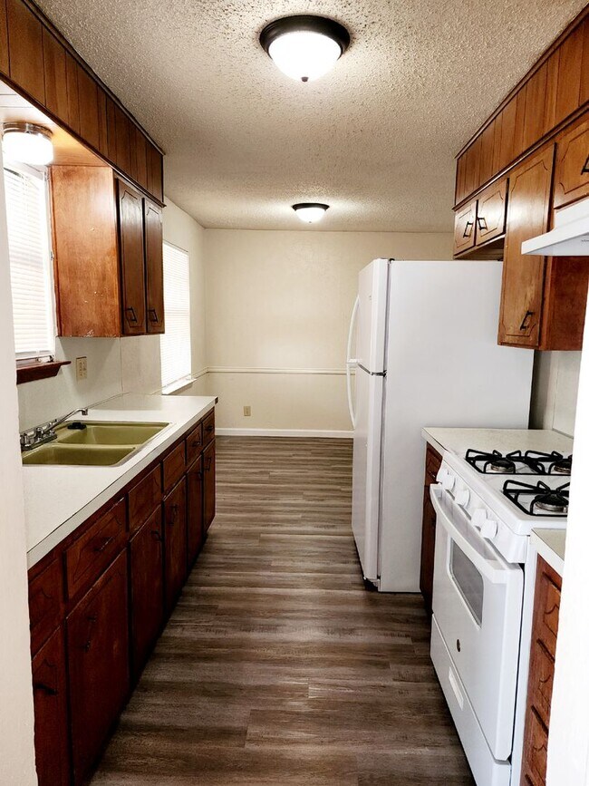 Building Photo - 2303 Daisy Dr