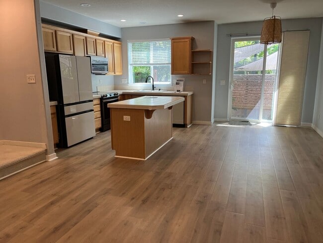 Building Photo - Updated Townhouse in the Oaks at Springbro...