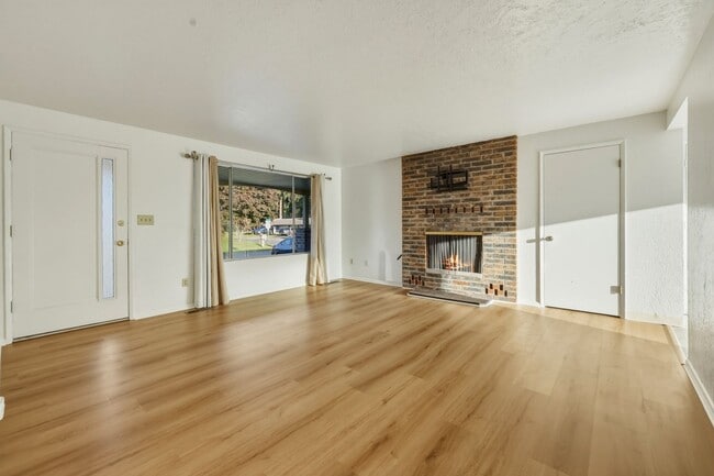 Building Photo - MOVE IN READY NOW! 3 bedrooms, 1.5 baths 1 car garage. Easy JBLM commute! North Thurston School D...