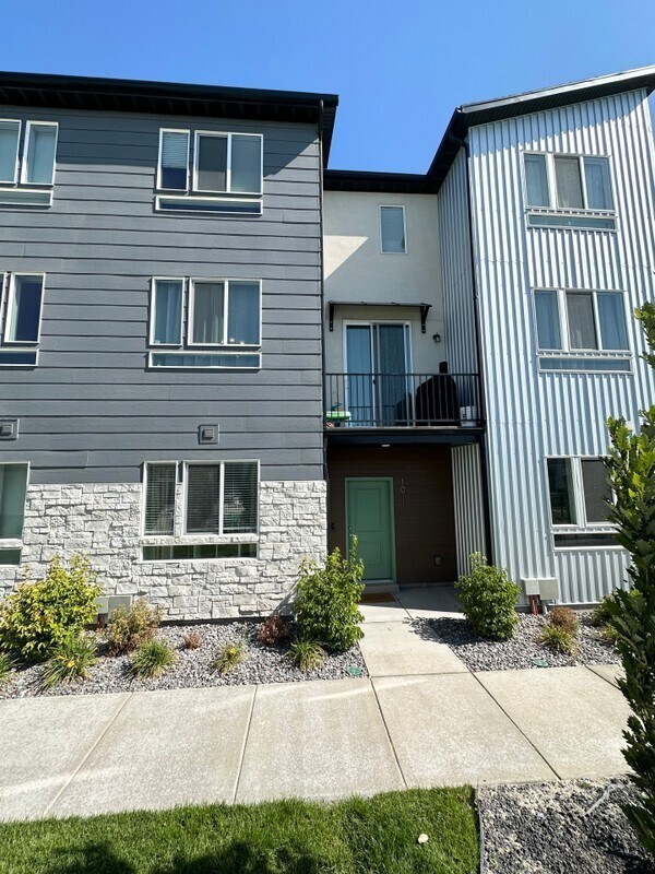 Building Photo - 1011 W 430 S