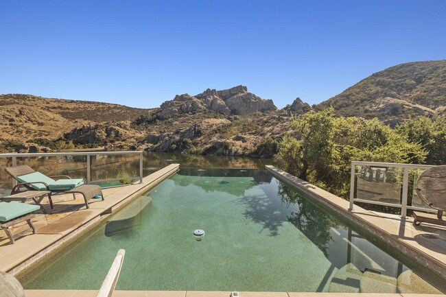 Foto del edificio - 2094 Trentham Rd