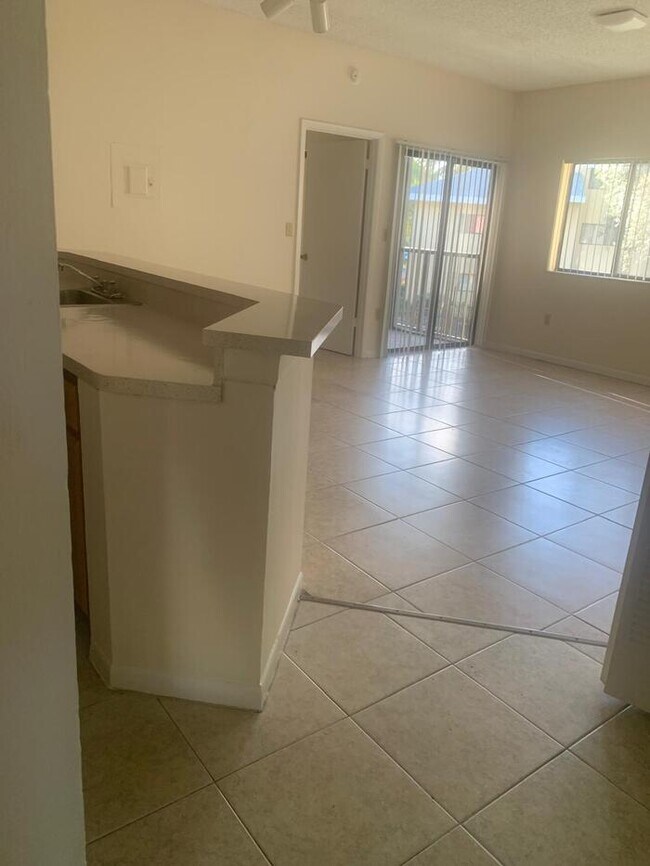 Building Photo - Split plan spacious 2bed/2batj