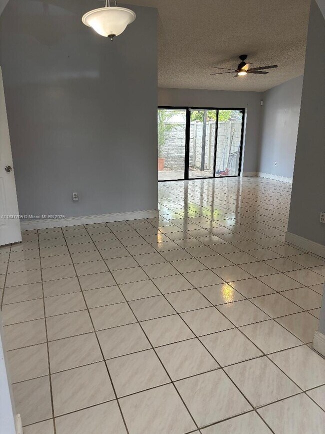 Foto del edificio - 1065 NW 127th Path