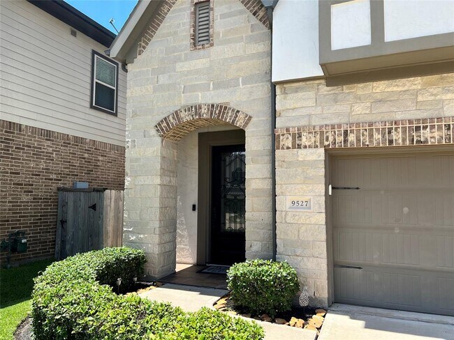 Foto del edificio - 9527 Scanlan Heights Ln