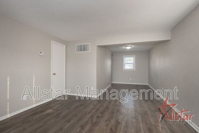 Building Photo - 3121 Cromwell Dr