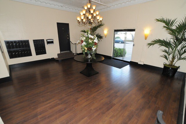 Interior Photo - Chateau Hollywood