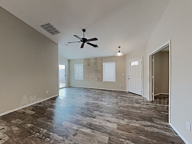 Foto del edificio - 41776 W Sunland Dr