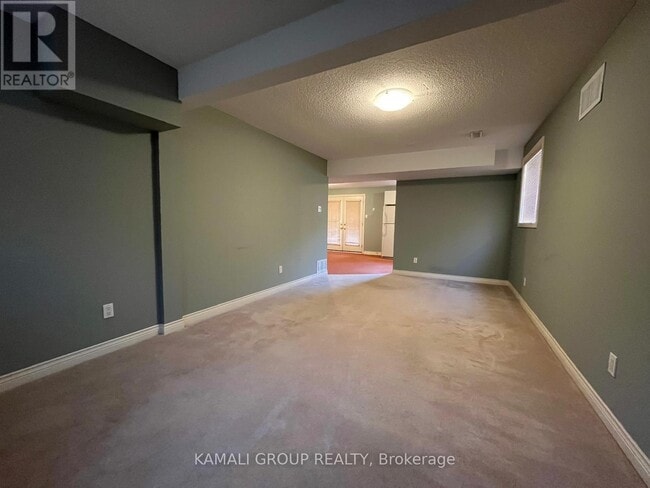 Building Photo - 73 Silver Maple Crescent