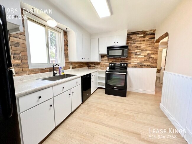 Building Photo - 986 Eastlawn