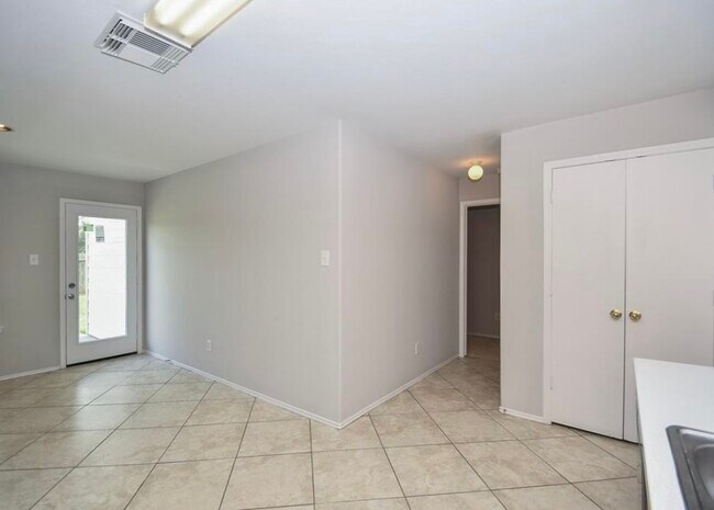 Foto del edificio - 24542 Lakecrest Village Dr