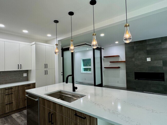 Building Photo - Stunning Contemporary 2 Bedroom Treehouse ...
