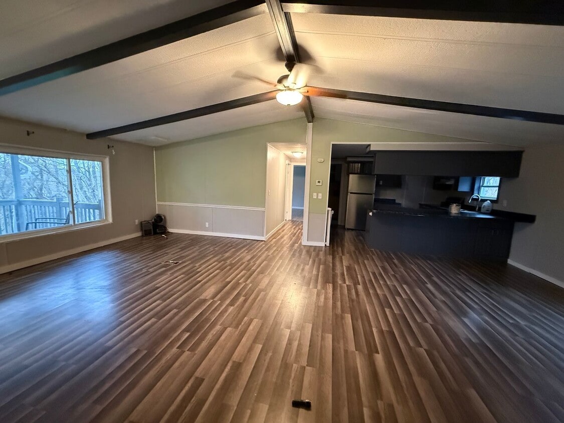 Building Photo - 4 Bedroom 2 Bath Home