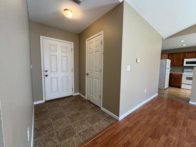 Foto del edificio - Home in Pioneer Ridge – Pet Friendly & Min...