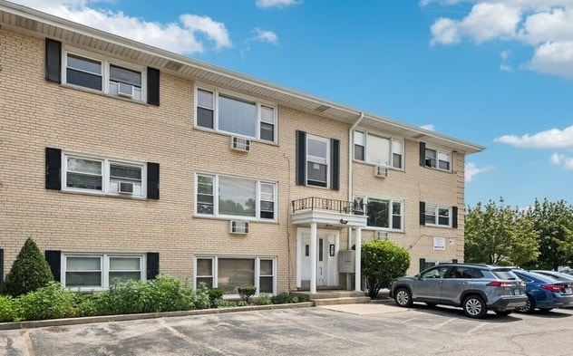 Primary Photo - 5037 N East River Rd