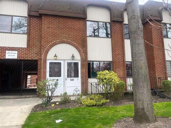 Building Photo - 635 Chestnut St