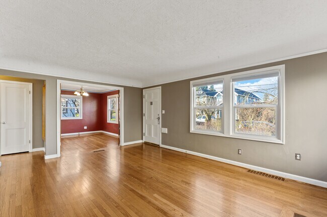 Building Photo - 7058 N Greenwich Ave