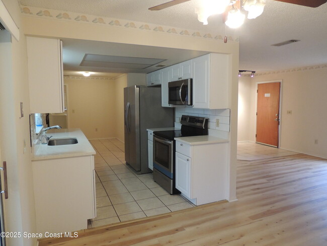 Foto del edificio - 2049 Ixora Dr W