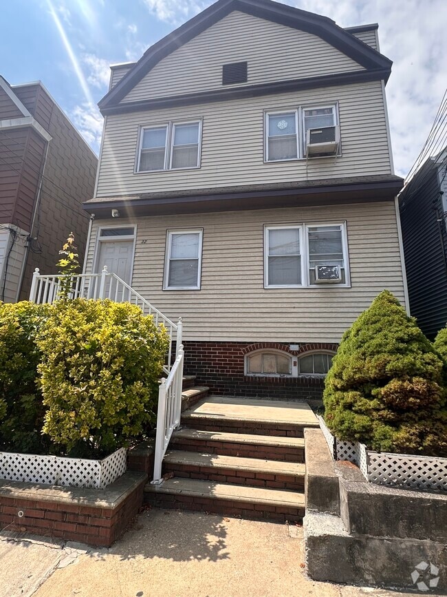 Building Photo - 32 E 47th St