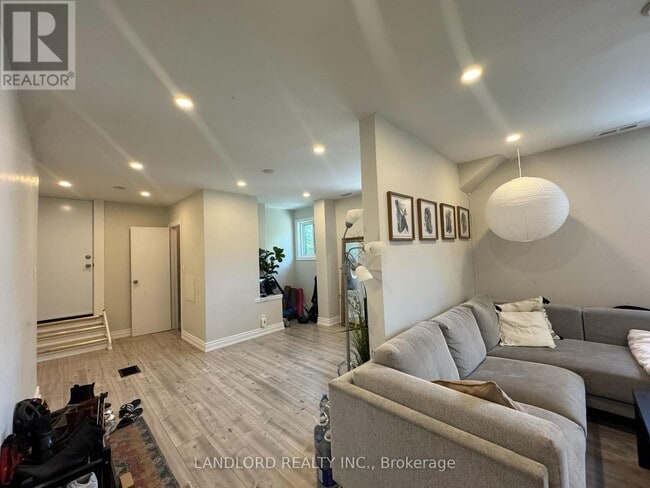 Photo du bâtiment - 154-154 Ossington Ave