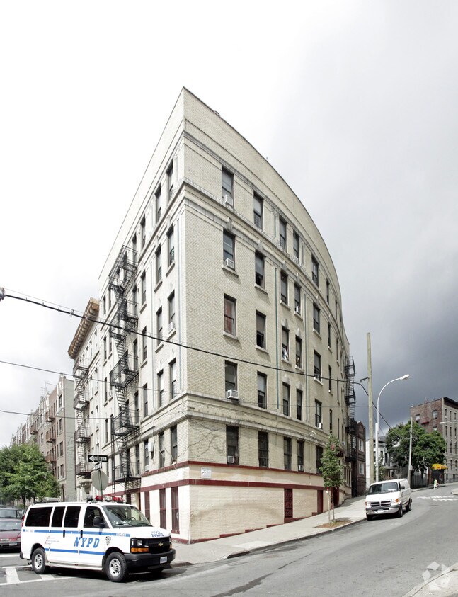 Building Photo - 360 E 195 St