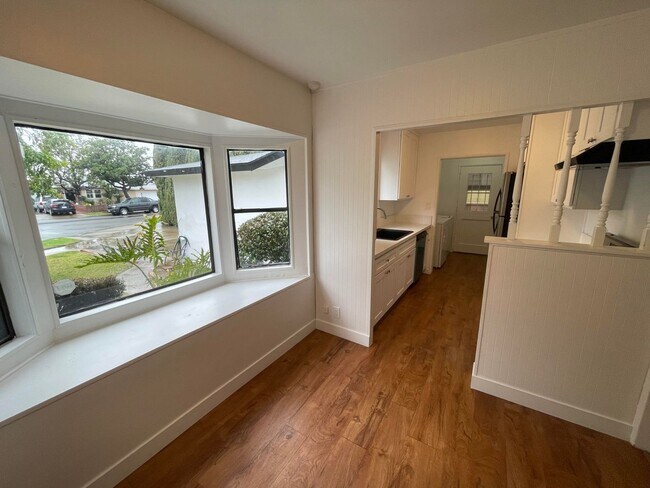 Foto del edificio - Charming Orange Home Settled in a Peaceful...